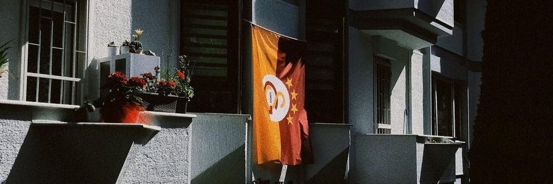 Serat's banner