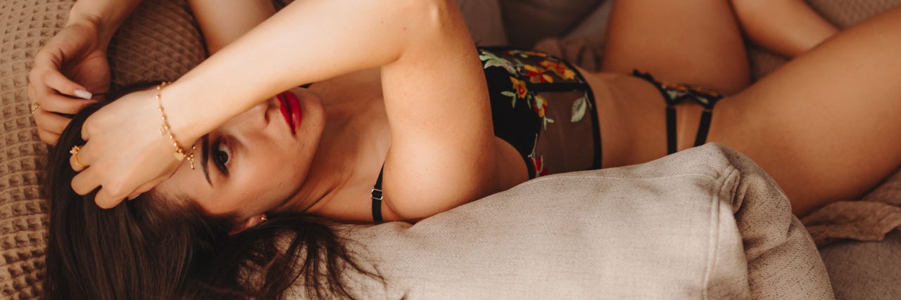 Thais Azevedo's banner
