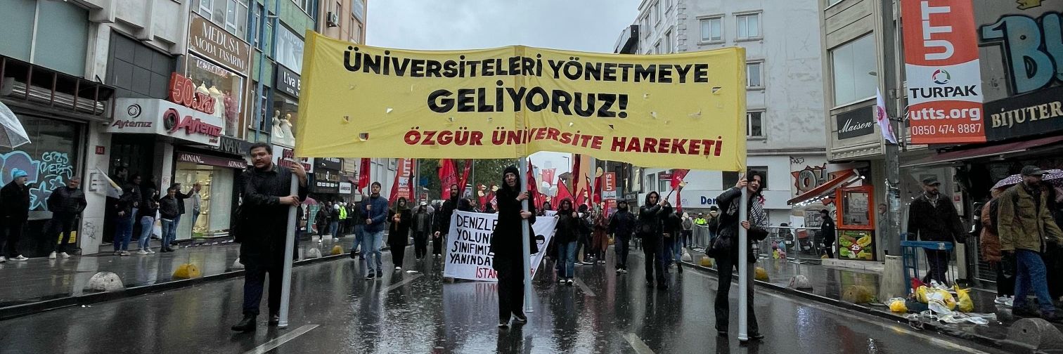 Özgür Üniversite Hareketi's banner