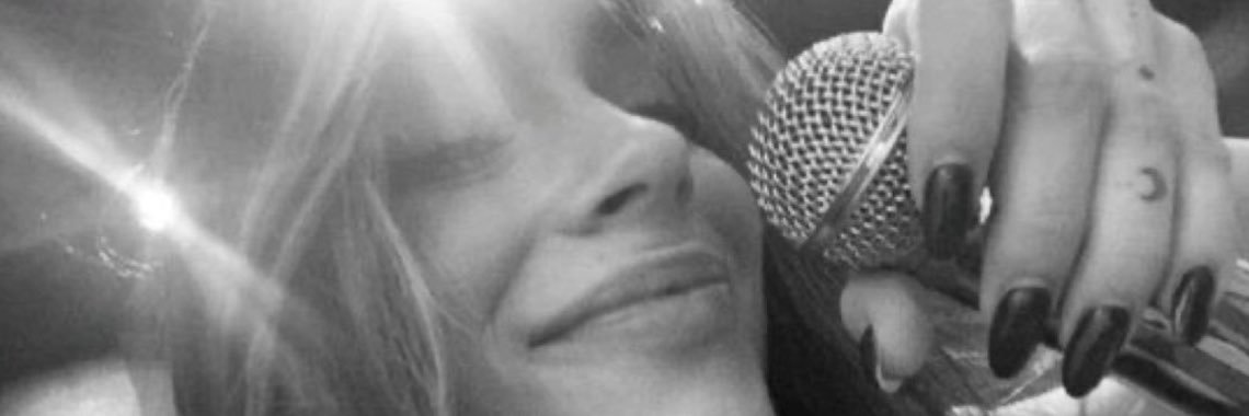 todo sobre Tini's banner