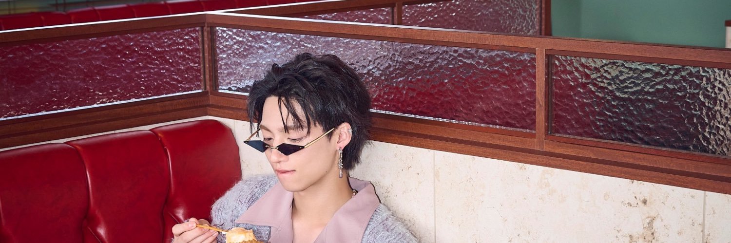 【公式】志賀李玖1st写真集's banner