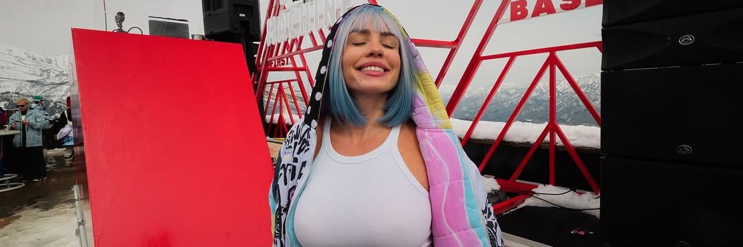Ana Carolina Serra's banner