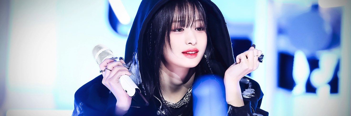 아현🖤's banner