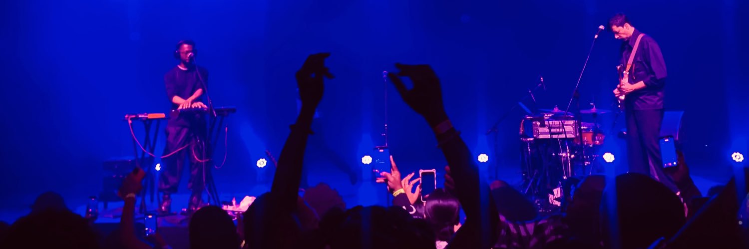 Que's banner