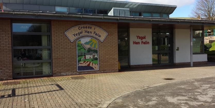 Ysgol Hen Felin's banner
