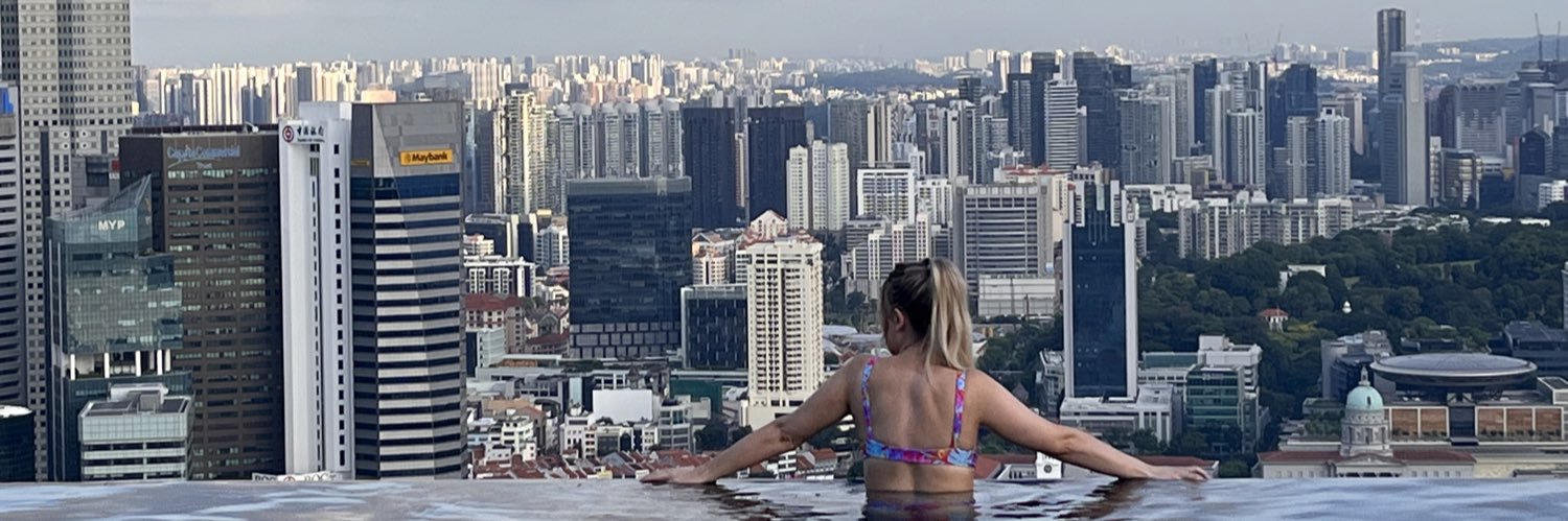 Amanda | White sneaker girlie's banner