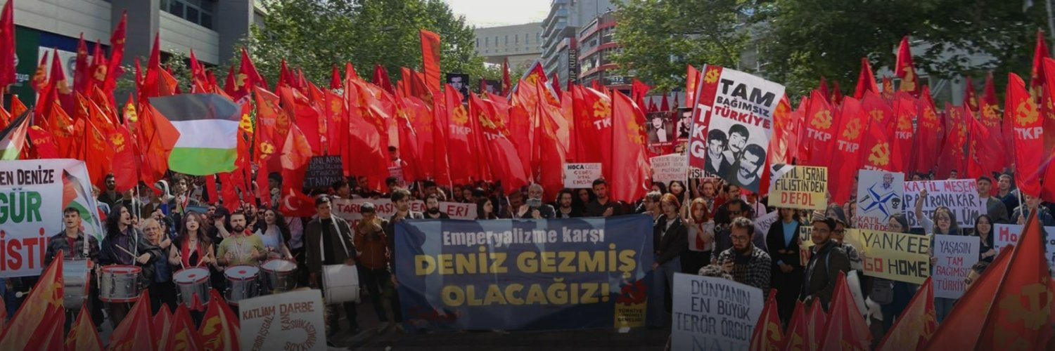 Türkiye Komünist Gençliği's banner
