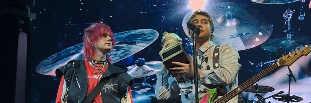 N⭐️ra misses 5sos's banner