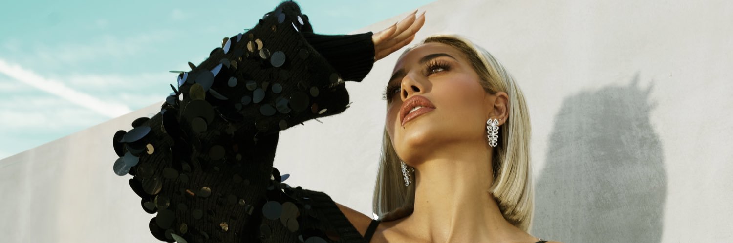 Model Roz's banner