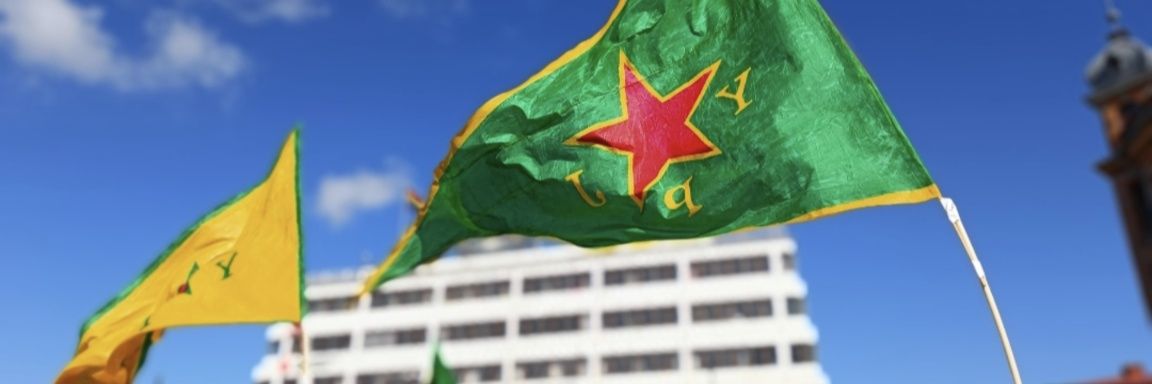 Rojavakommittéerna's banner