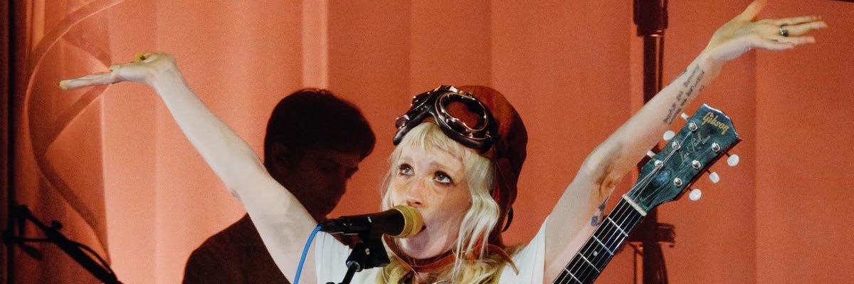 nat, psicologa da hayley williams's banner