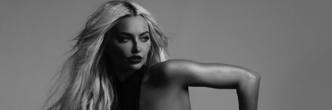 Lindsey Pelas's banner