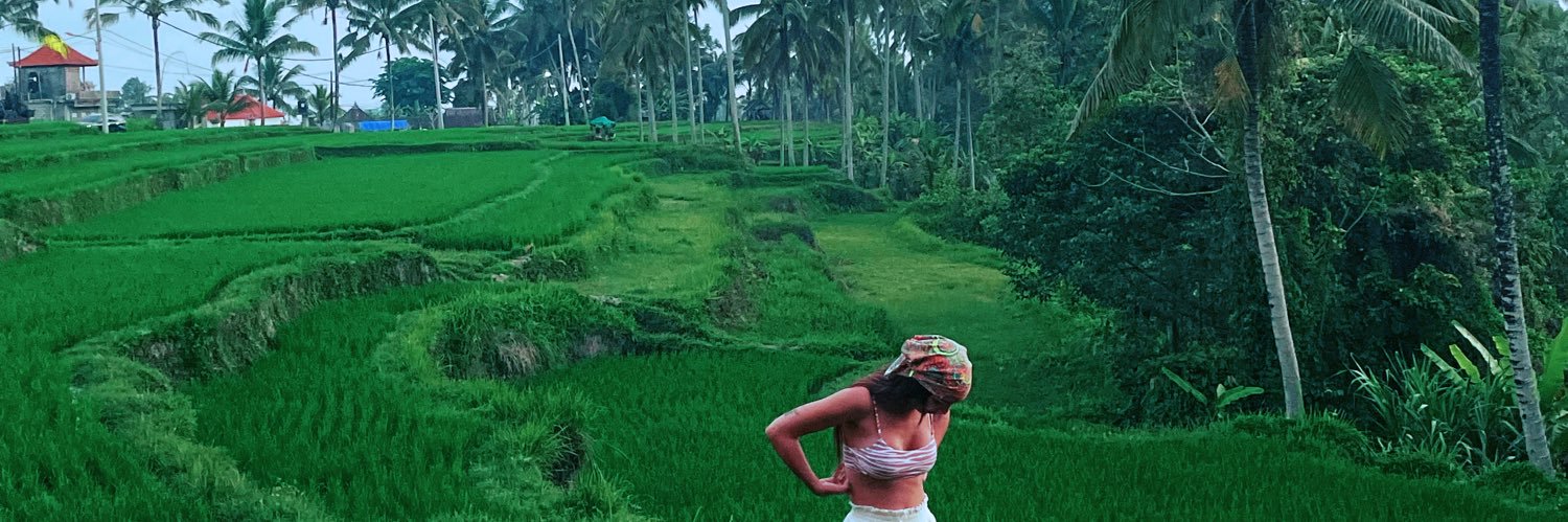 Laura 🍇's banner