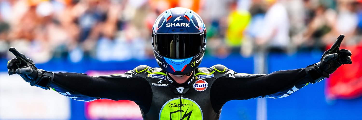 Raúl Fernández's banner
