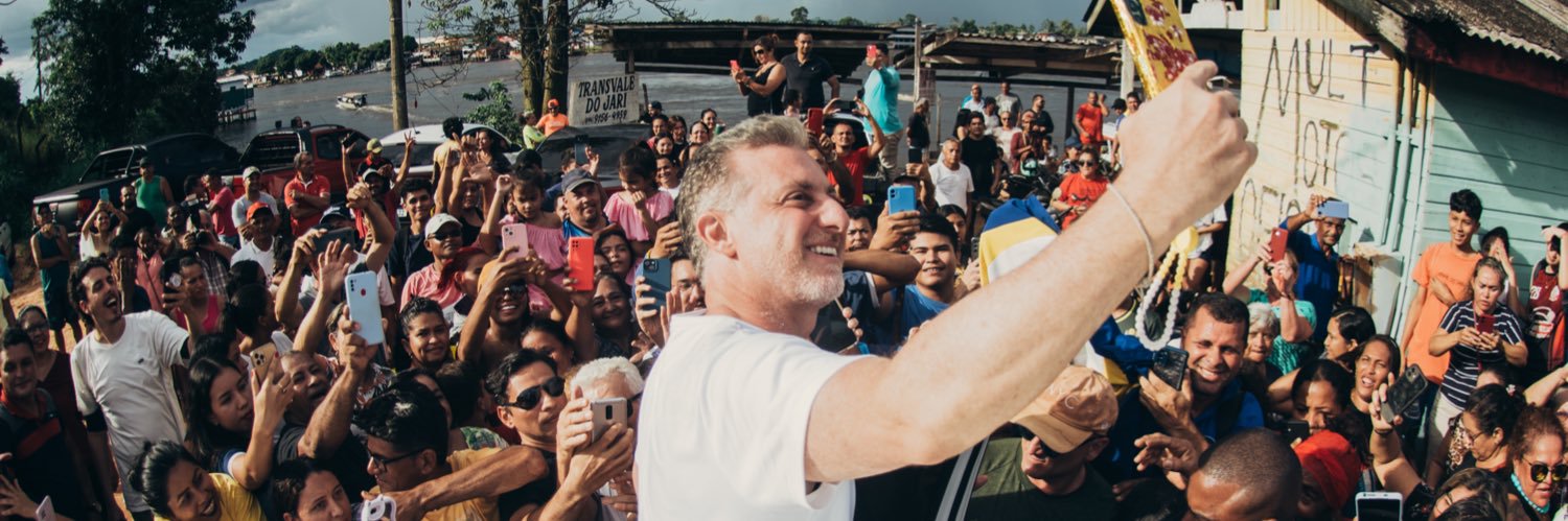 Luciano Huck's banner