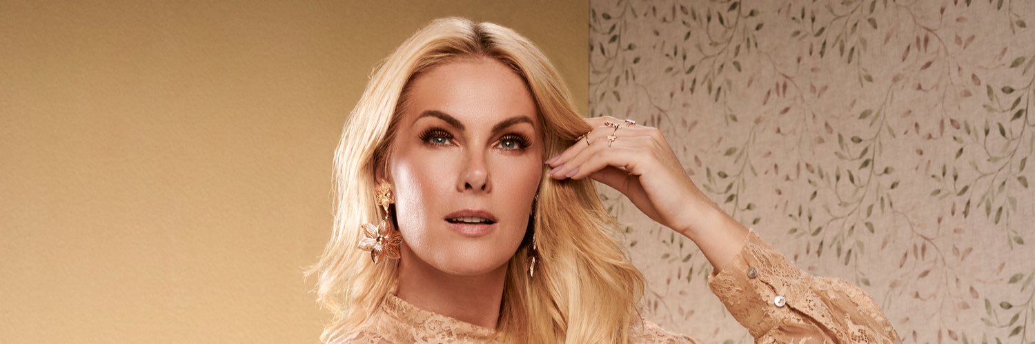 Ana Hickmann's banner