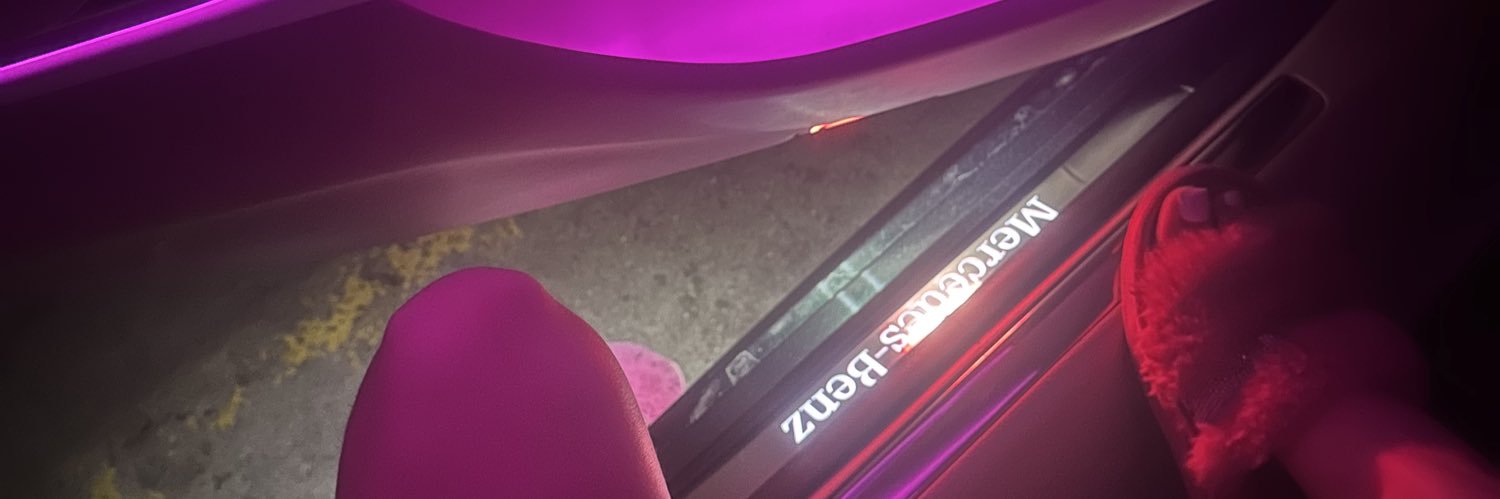 a sexy white gal 💋's banner