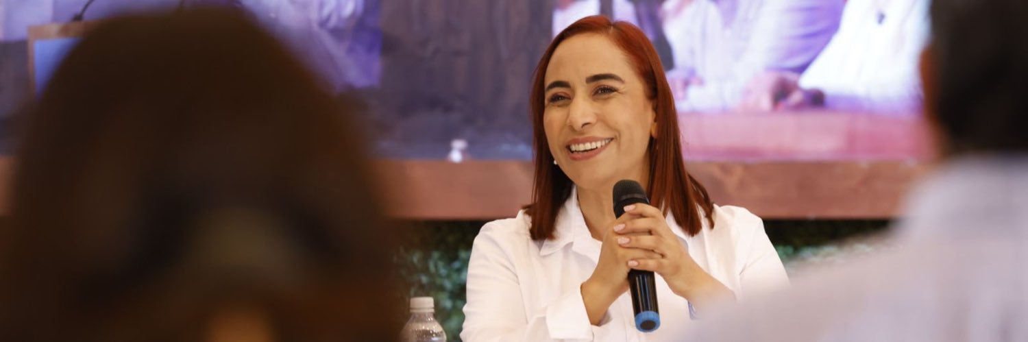 Adriana Dávila's banner