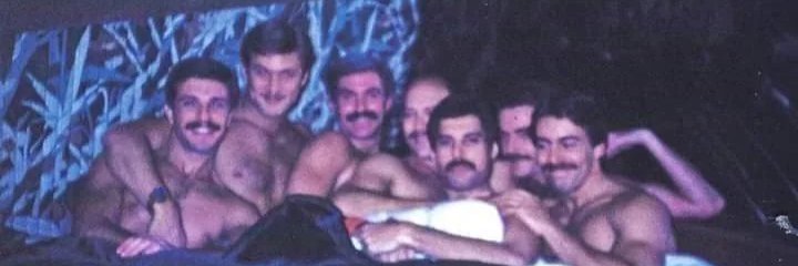 léo na suruba de bigodudos do freddie mercury's banner
