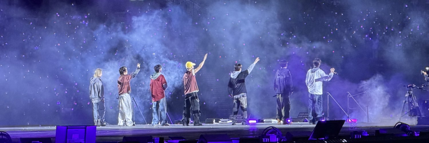 tay⁷ misses BTS in Stanford :('s banner