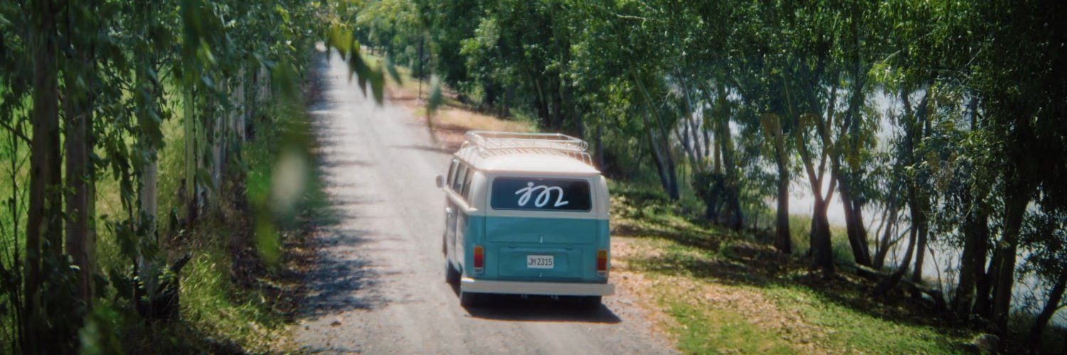 LOVE THE MOMENT 🦕's banner