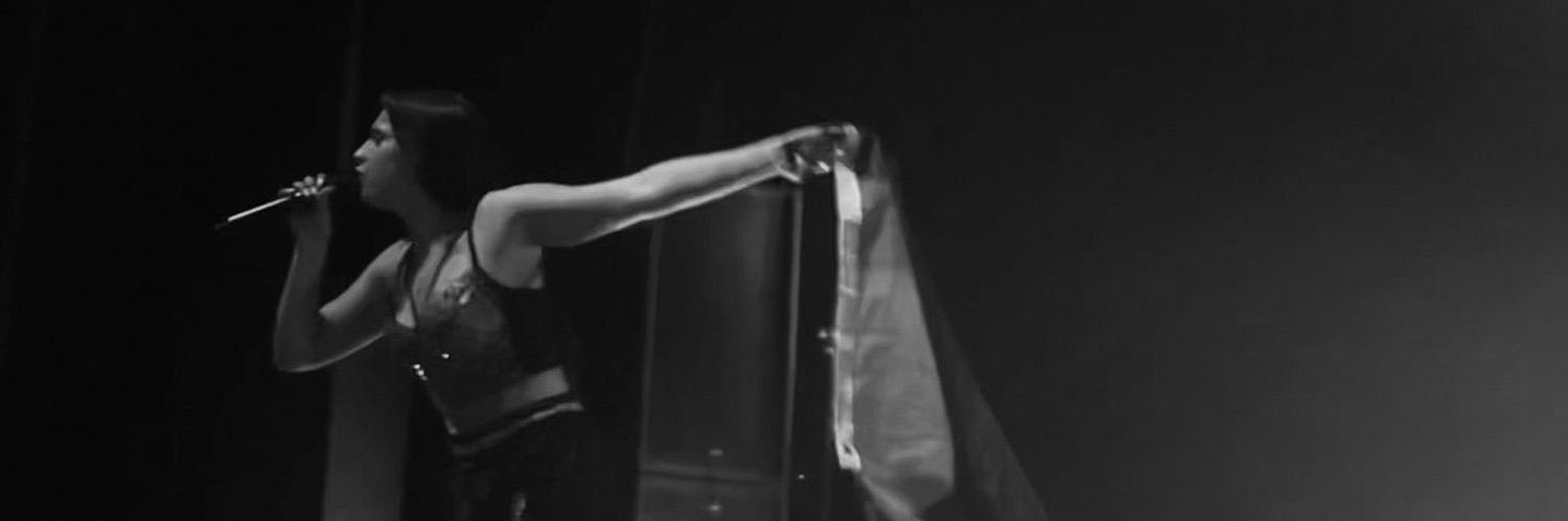 chlo wants to go back to ari's banner