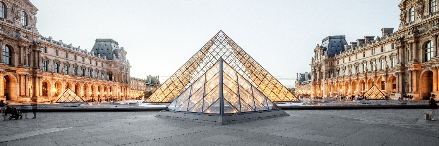 Musée du Louvre's banner