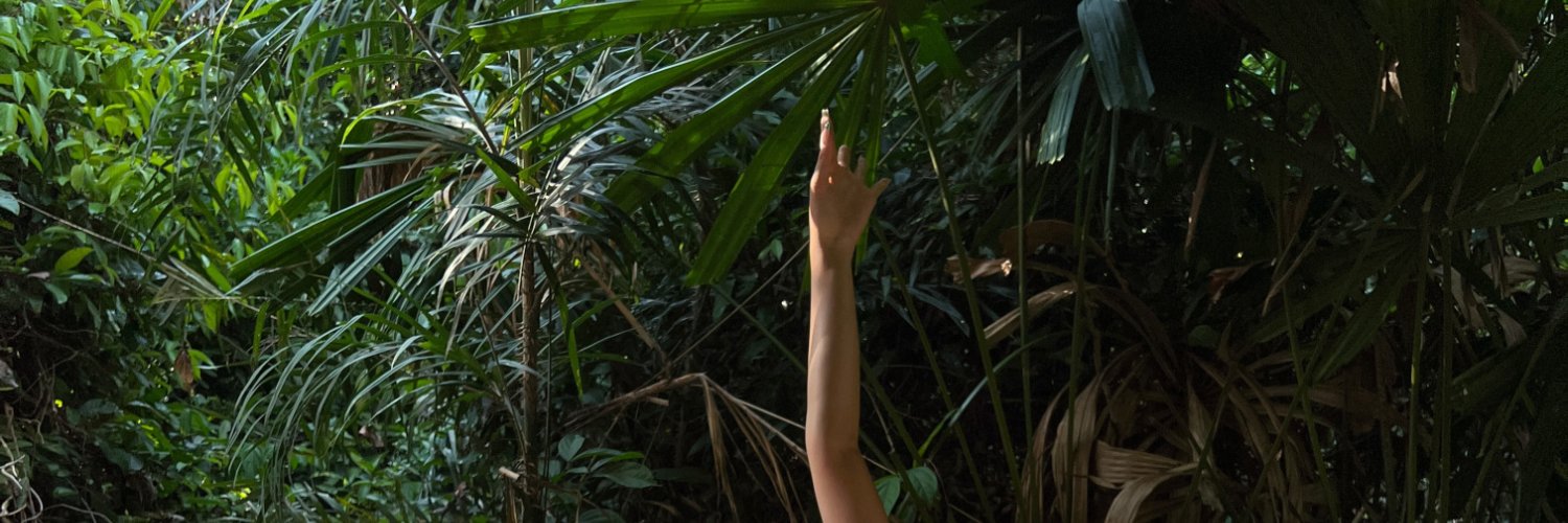 Angela 🥀's banner