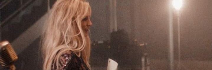 a cantora de Toxic's banner