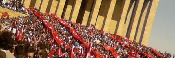 Özgürce's banner