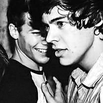 ×͜×Louis²⁸ next to Harry's profile picture