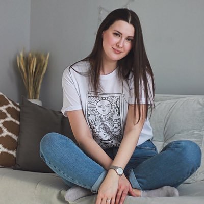 бабка у подъезда's profile picture