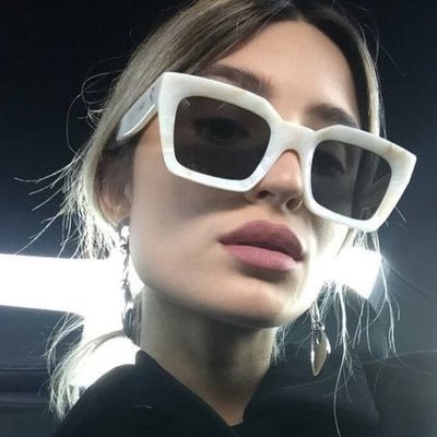 †'s profile picture