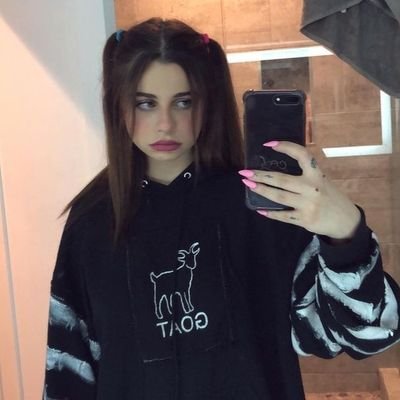 em ⋆゚'s profile picture