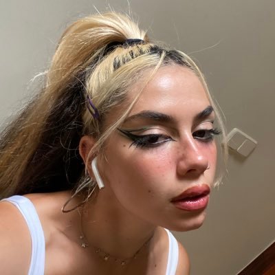 ✩ laurita ✩'s profile picture