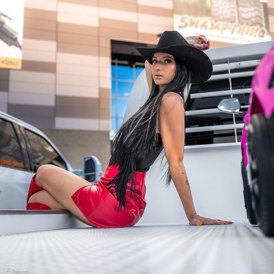 justine wolf's profile picture