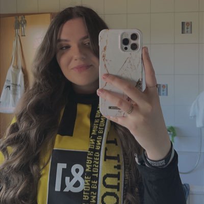 L I Z 🖤💛's profile picture