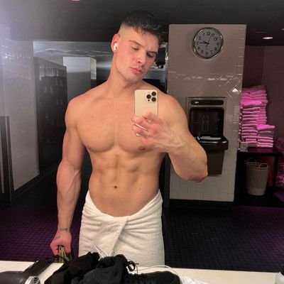 • Hombres en Toalla •'s profile picture
