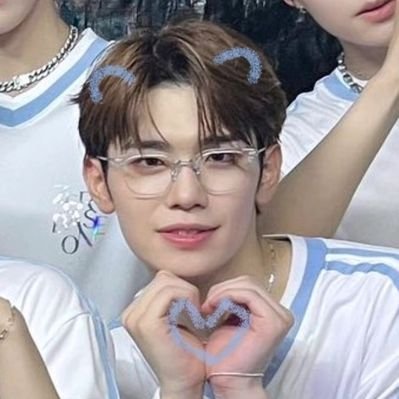 윶's profile picture