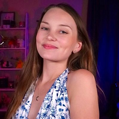 darling 🌙's profile picture