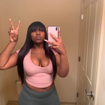 queenriri's profile picture