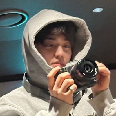 b's profile picture