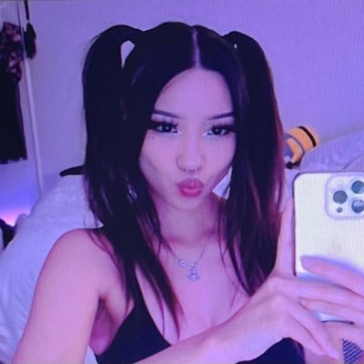 v ♡ (⇀ 3 ↼)'s profile picture