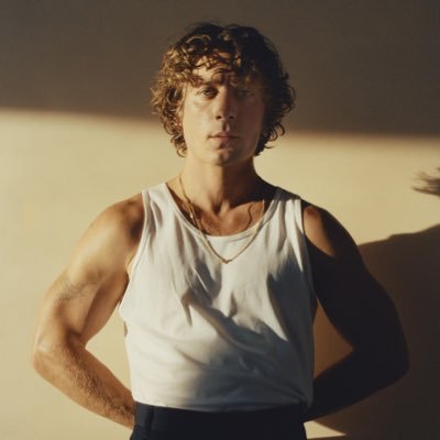 Jeremy Allen White Updates's profile picture