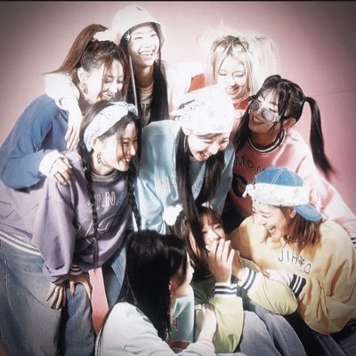 TWICE's profile picture