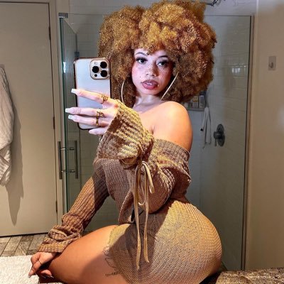 M A Y A    R E G Í's profile picture