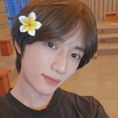 v ✌️ 𖣂's profile picture