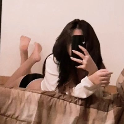 b's profile picture