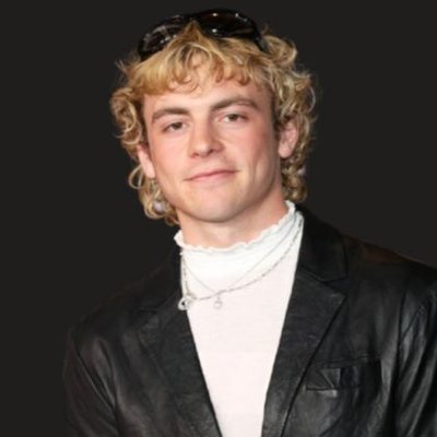 • Info Ross Lynch •'s profile picture