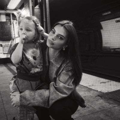 Emily Ratajkowski's profile picture